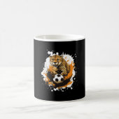 Gepard spielt Fußball lustiges Tier Kaffeetasse (Mittel)
