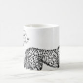 Geparde auf dem Savanne-Umgriffsschwarzen u. dem Kaffeetasse (Mittel)