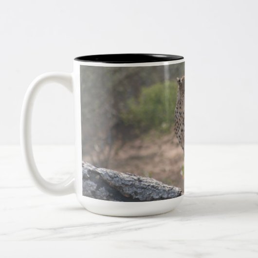 Geparden auf einem gefallenen Baum in freier Wildb Zweifarbige Tasse (Links)