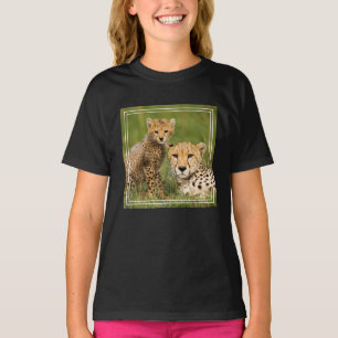 Gepardenjunges und Eltern im Gras T-Shirt