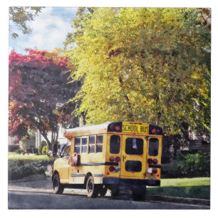 Geparkter Schulbus im Herbst Fliese
