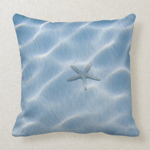 Geplätschertes blaues Wasser mit Starfish Kissen