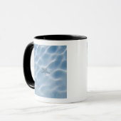 Geplätschertes blaues Wasser mit Starfish Tasse (Vorderseite Links)