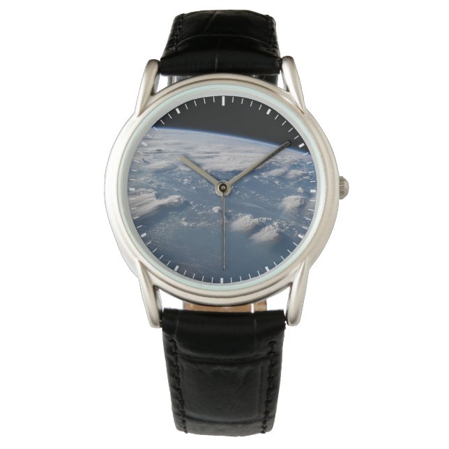 Geplünderte Anvillen der Erde auf Südborneo. Armbanduhr (Vorderseite)