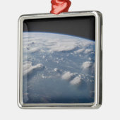 Geplünderte Anvillen der Erde auf Südborneo. Ornament Aus Metall (Links)