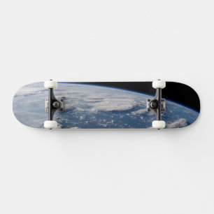Geplünderte Anvillen der Erde auf Südborneo. Skateboard
