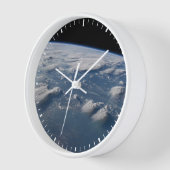 Geplünderte Anvillen der Erde auf Südborneo. Uhr (Winkel)