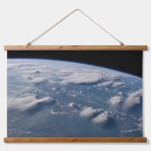 Geplünderte Anvillen der Erde auf Südborneo. Wandteppich Mit Holzrahmen (Vorne)