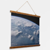 Geplünderte Anvillen der Erde auf Südborneo. Wandteppich Mit Holzrahmen (Gewinkelt)