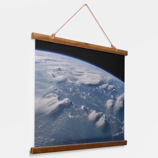 Geplünderte Anvillen der Erde auf Südborneo. Wandteppich Mit Holzrahmen (Gewinkelt)