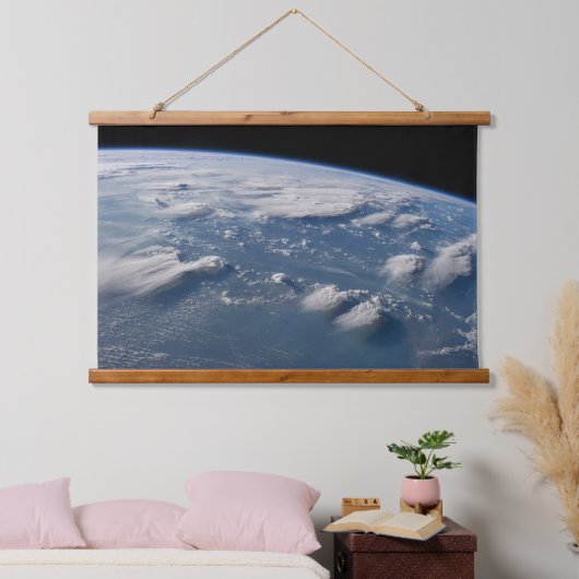 Geplünderte Anvillen der Erde auf Südborneo. Wandteppich Mit Holzrahmen (Schlafzimmer)