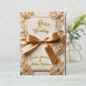 Geprägte Blumen-Hochzeitseinladung Satin-Schleife Einladung (Stehend Vorderseite)