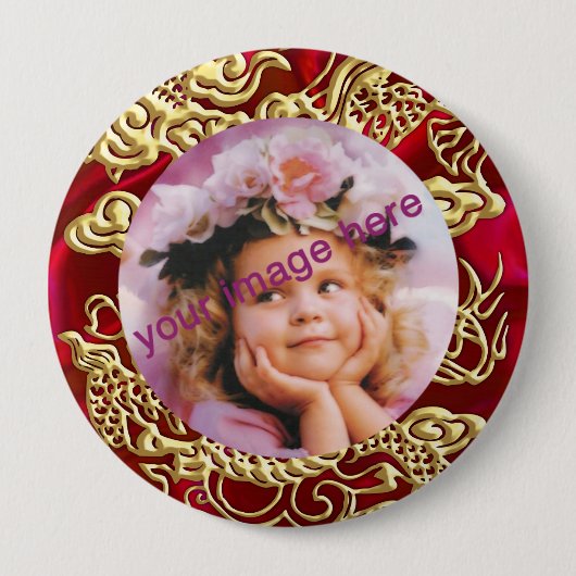 Geprägter goldener Drache auf rotem Satin-Texturdr Button (Vorderseite)
