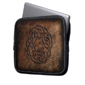 Gepresster keltischer Knoten auf echtem Leder Laptopschutzhülle (Vorderseite Links)