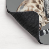 Gepunktete Bengalische Katze mit Maus auf einem Ma Mousepad (Ecke)