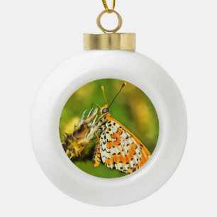 Gepunktete Fritillary Orange und White Butterfly Keramik Kugel-Ornament