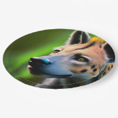 Gepunktete Stalking Hyena, die seine Beute beobach Pappteller (Schrägansicht)