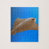 Gepunkteter Adlerrochen unter Wasser Galapagos Puzzle (Vertikal)