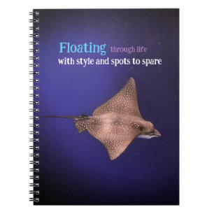 Gepunkteter Adlerstrahl unter Wasser Notizblock