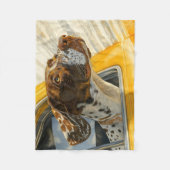 Gepunkteter Hund auf Autofahrten Kunstdrucken Fleecedecke (Vorderseite)