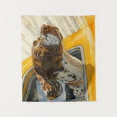 Gepunkteter Hund auf Autofahrten Kunstdrucken Wandteppich (Vorderseite)