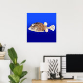 Gepunkteter Trunkfish im blauen Hintergrund Poster (Heimbüro)