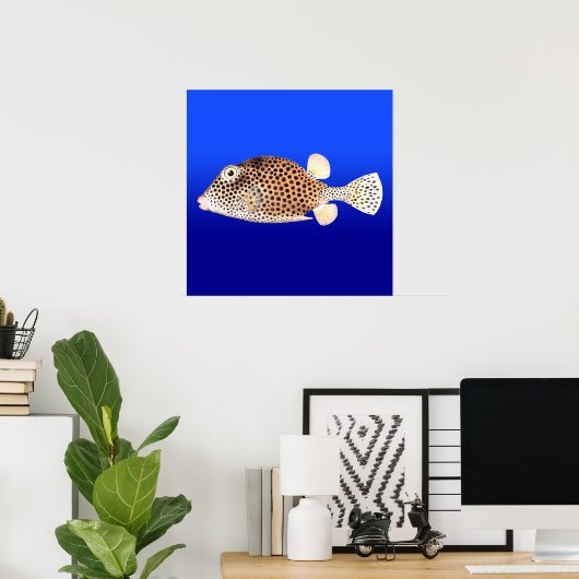 Gepunkteter Trunkfish im blauen Hintergrund Poster (Heimbüro)