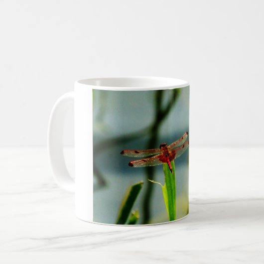 Gepunktetes Rotes und Schwarzes Dragonfly Kaffeetasse (Vorderseite Links)