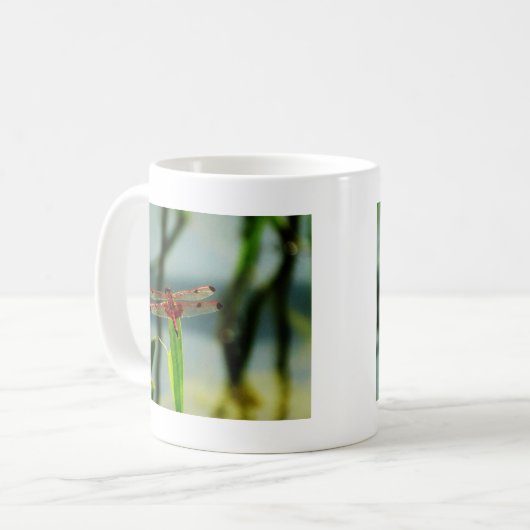 Gepunktetes Rotes und Schwarzes Dragonfly Kaffeetasse (Vorderseite Links)