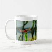 Gepunktetes Rotes und Schwarzes Dragonfly Kaffeetasse (Links)