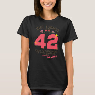 Gerade 42 Wein Trinkwasser 42. Geburtstag Betrunke T-Shirt