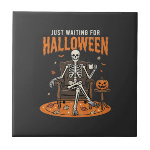 Gerade auf Halloween wartendes Skelett-Design_1 Fliese