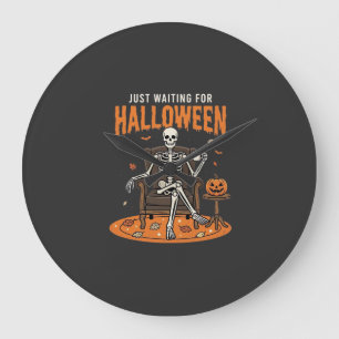 Gerade auf Halloween wartendes Skelett-Design_1 Große Wanduhr