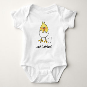 Gerade ausgebrütetes Baby Strampler