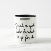 Gerade ein Mädchen, das sich entschied, für es zu Tasse (Zentrum)