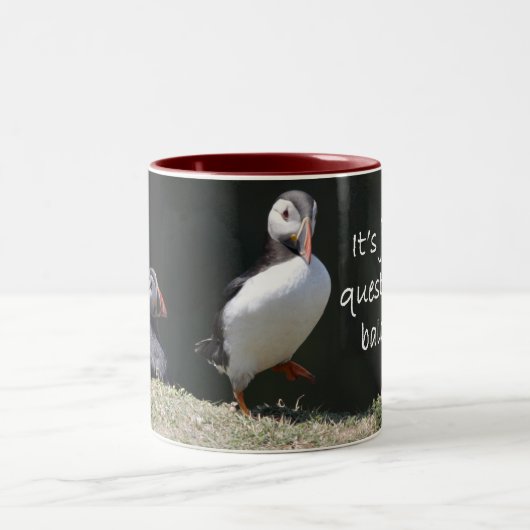 Gerade eine Frage der Balance Puffin-Tasse Zweifarbige Tasse (Mittel)