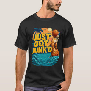 Gerade gedunktet Lustige Taufe Jesus spielt Basket T-Shirt