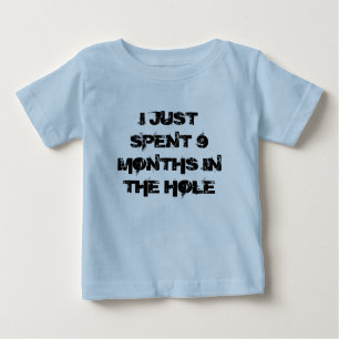 Gerade verbrauchte 9 Monate im Loch-Shirt Baby T-shirt