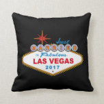 Gerade verheiratet in fabelhaftem Las Vegas 2017 Kissen<br><div class="desc">Datiertes gerade verheiratetes in fabelhaftem Las Vegas 2017 (Vegas-Zeichen)… dieses lustige Hochzeits-Shirt kennzeichnet das weltberühmte Willkommen zu Las- Vegaszeichen. Große Hochzeitsgeschenkidee für eine Braut und einen Bräutigam, die in Las Vegas verheiratet erhält. Großes Flitterwochen-Shirt! Vervollkommnen Sie, um beim Schlendern zu tragen entlang den Las Vegas-Streifen. Große Popkulturgeschenke für irgendwelche Jungvermähltenpaare....</div>