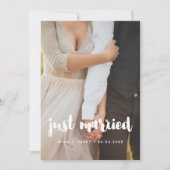 Gerade verheiratet Moderne Typografie Hochzeitskar Ankündigung (Vorderseite)