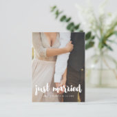 Gerade verheiratet Moderne Typografie Hochzeitssze Postkarte (Stehend Vorderseite)