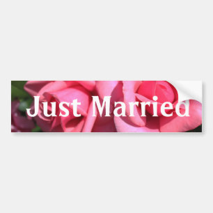 Gerade verheiratet rosa Blume Autoaufkleber. Autoaufkleber