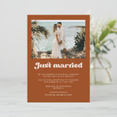 Gerade verheiratet Stilvolles Retro Burnt Orange F Einladung (Stehend Vorderseite)