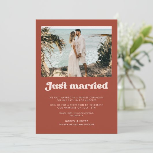 Gerade verheiratet Stilvolles Retro Terracotta Fot Einladung (Stehend Vorderseite)