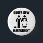 Gerade verheiratet, unter neuem Management Button<br><div class="desc">Sie nehmen zwar unseren Bachelorhood…,  aber sie nehmen nie… unser FREEDOOOOOM!  Oh Wartezeit,  ja werden es tun sie.  Großes gfit für den eben verheirateten Bräutigam oder den bald-zu-sein-verheirateten Junggesellen.</div>