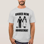 Gerade verheiratet, unter neuem Management T-Shirt<br><div class="desc">. .but nehmen sie nie… unser FREEDOOOOOM!  Oh Wartezeit,  ja werden es tun sie.  Großes gfit für den eben verheirateten Bräutigam oder den bald-zu-sein-verheirateten Junggesellen.</div>