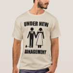 Gerade verheiratet, unter neuem Management T-Shirt<br><div class="desc">. .but nehmen sie nie… unser FREEDOOOOOM!  Oh Wartezeit,  ja werden es tun sie.  Großes gfit für den eben verheirateten Bräutigam oder den bald-zu-sein-verheirateten Junggesellen.</div>