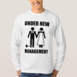 Gerade verheiratet, unter neuem Management T-Shirt<br><div class="desc">. .but nehmen sie nie… unser FREEDOOOOOM!  Oh Wartezeit,  ja werden es tun sie.  Großes gfit für den eben verheirateten Bräutigam oder den bald-zu-sein-verheirateten Junggesellen.</div>