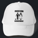 Gerade verheiratet, unter neuem Management Truckerkappe<br><div class="desc">. .but nehmen sie nie… unser FREEDOOOOOM! Oh Wartezeit, ja werden es tun sie. Großes gfit für den eben verheirateten Bräutigam oder den bald-zu-sein-verheirateten Junggesellen.</div>