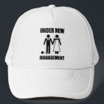 Gerade verheiratet, unter neuem Management Truckerkappe<br><div class="desc">. .but nehmen sie nie… unser FREEDOOOOOM!  Oh Wartezeit,  ja werden es tun sie.  Großes gfit für den eben verheirateten Bräutigam oder den bald-zu-sein-verheirateten Junggesellen.</div>